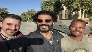 صورة مع “الأسياد الخادمين” خالد النبوي يحتفي بظهوره مع عمال النظافة