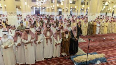 صورة أمير الرياض يؤدي صلاة الميت على الأمير يزيد بن سعود بن عبد العزيز  أخبار السعودية