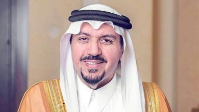 صورة أمير القصيم يهنئ أكاديمية إمباري للخيل لتحقيقها المركز الأول ببطولة التقاط الأوتاد