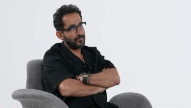 صورة “أخذ اسمي”…أحمد حلمي يروي قصة تبادل اسمه مع شقيقه الراحل