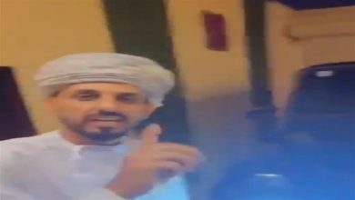 صورة واقعة غريبة.. شاب سعودي يكافئ طبيبا بهدية غير متوقعة “فيديو”