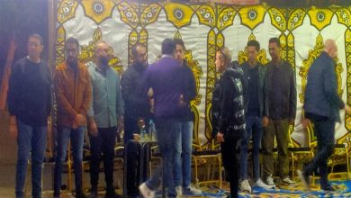صورة انهيار أحمد حلمي في وداع شقيقه في بنها