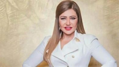 صورة ليلى علوي تخطف الأنظار بفستان مخملي في مهرجان الجونة السينمائي