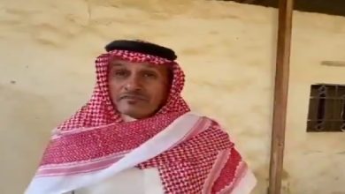 صورة «سلمان الشهري».. معلم سعودي يجمع طلابه وأحد معلميه بعد فراق 30 عاماً لاستعادة الذكريات