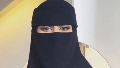 صورة تقبيل الزوجة رأس زوجها يدل على الاحترام والمودة