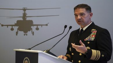 صورة قائد بحري أمريكي: الحوثيون لا يبدون أي إشارة على وقف هجماتهم في البحر الأحمر
