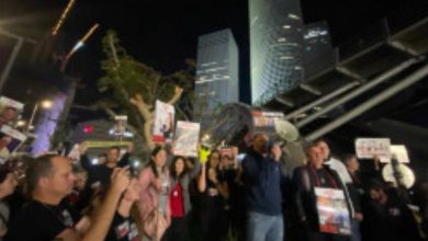 صورة أهالي الأسرى الإسرائيليين بغزة يتظاهرون في تل أبيب بعد إعلان الجيش قتله 3 من ذويهم “خطأ”