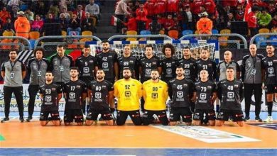 صورة عماد متعب يهنئ لاعبي منتخب مصر بعد التتويج بأمم أفريقيا لليد
