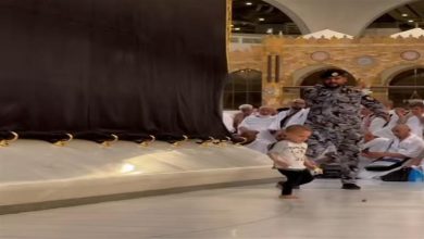 صورة شاهد.. لن تتوقع ما فعله حارس بالحرم المكي عند اقتراب طفل من “الكعبة”