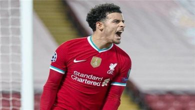 صورة “عندما يهدر فرصة ترى الابتسامة على وجهه”.. لاعب ليفربول يتحدث عن محمد صلاح