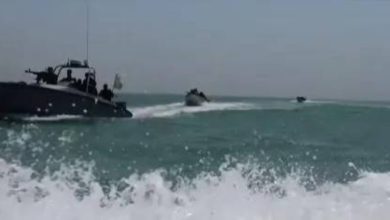 صورة هيئة بحرية بريطانية: 6 زوارق تقترب من سفينة تجارية في البحر الأحمر  أخبار السعودية