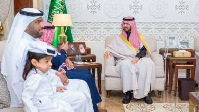 صورة نائب أمير الشرقية يستقبل شاباً تبرع بكليته لطفل  أخبار السعودية
