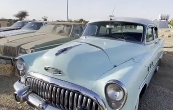 صورة سيارات كلاسيكية تبهر المشاركين في مبادرة «كشتة» بالأفلاج