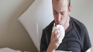 صورة بلع البلغم.. 4 مخاطر صحية خطيرة يجب الحذر منها