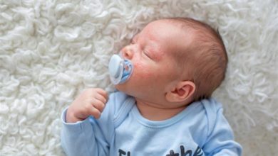 صورة كيف يعبر الرضيع عن حبه لأمه؟ اعرف الإجابة