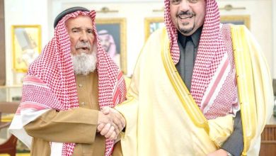 صورة أمير القصيم يكرّم مواطناً لجهوده في تعزيز الوعي بالمحافظة على البيئة  أخبار السعودية