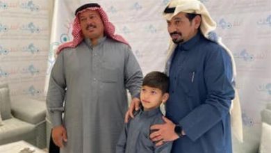 صورة فيديو يخطف القلوب.. طفل يبكي بعد سماعه الأصوات لأول مرة في حياته