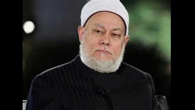 صورة بالفيديو.. ما حكم عالم كبير ينفع بلد غير بلده من أجل المال؟.. علي جمعة يرد بمفاجاة