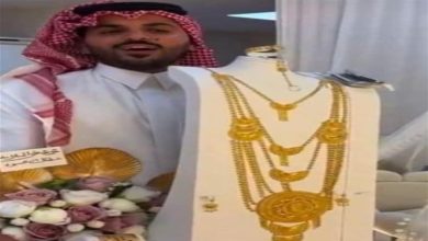 صورة سعودي يهدي زوجته طقم ذهبي كامل وسيارة لهذا السبب