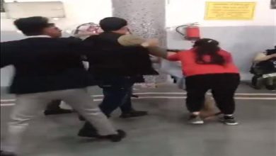 صورة بالضرب والصفع.. زوجان يعتديان على بعضهما في محكمة الأسرة- لن تتوقع السبب