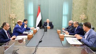 صورة العليمي يوجه باحتواء تداعيات تدمير الحوثي للاقتصاد والقطاع المصرفي  أخبار السعودية