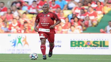 صورة “لاعب ورئيس”.. نجم البرازيل يعود لممارسة كرة القدم بعد غياب 14 عاماً