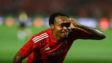صورة بيرسي تاو يُهادي جماهير الأهلي بعد التتويج بدوري أبطال أفريقيا (فيديو)