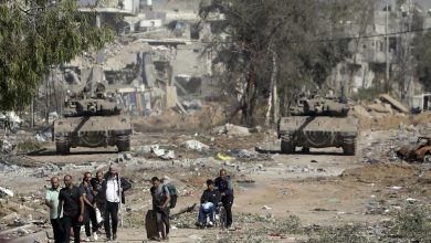 صورة في اليوم 202 على الحرب في غزة: غارات ليلية على رفح