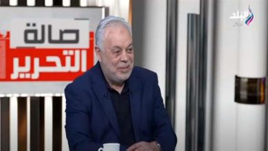 صورة أشرف زكي يكشف عن حالة “الزعيم” عادل إمام الصحية
