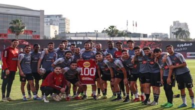 صورة “100 مباراة”.. لاعبو الأهلي يحتفلون  بمحمد عبد المنعم في مران الفريق اليوم (صور)