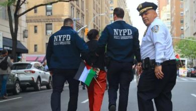 صورة القبض على متظاهرين داعمين للقضية الفلسطينية خارج حفل “ميت جالا” في نيويورك