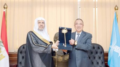 صورة العيسى يتسلَّم «مفتاح الإسكندرية»  أخبار السعودية