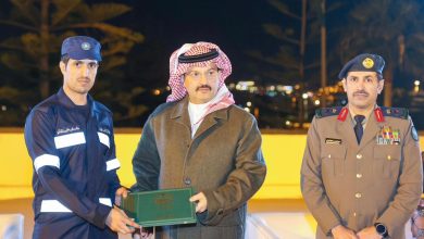 صورة  أمير منطقة عسير يكرم منقذ العالقين في سيول بيشة