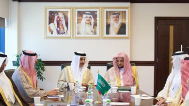 صورة النائب العام يلتقي نظيره البحريني في المنامة