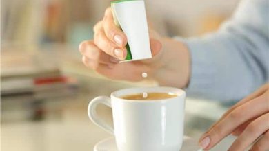 صورة أضرار تناول المحليات الاصطناعية لصحة الأمعاء