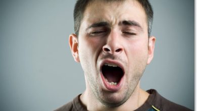 صورة ما سبب إدماع عيناك عند التثاؤب؟