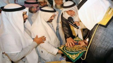 صورة فيديو.. لحظة تسليم مفاتيح الكعبة لكبير السدنة الجديد الشيخ عبد الوهاب الشيبي