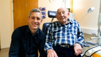 صورة زراعة قرنية لرجل عمره 91 عاما.. النتيجة مذهلة