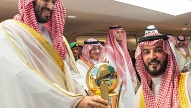 صورة ولي العهد يتوج فريق الهلال بكأس خادم الحرمين الشريفين للموسم الرياضي 2023 – 2024  أخبار السعودية