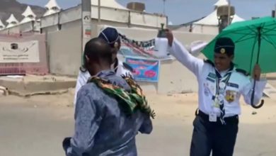 صورة مسؤول بتعليم الطائف يوضح الخدمات المقدمة من الفرق الكشفية للحجاج
