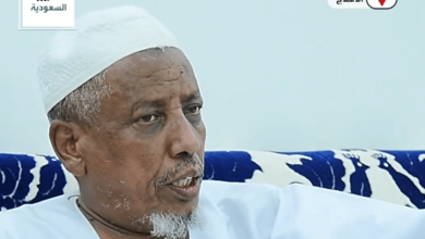 صورة معلم سوداني يلتقي طلابا درس لهم قبل 34 عاما في الأفلاج