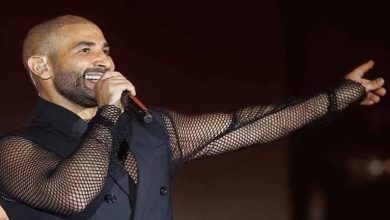 صورة أحمد سعد عن ارتدائه قميص “شبك”: “أنا غلط”.. ومي عمر تعلق: “مش أي موضة تليق علينا”