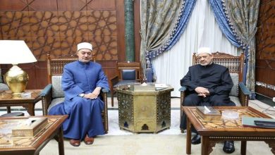 صورة مفتي الجمهورية في رسالة للإمام الطيب: أعاهدكم على الالتزام بالمنهج الأزهري الوسطي في كل أبواب الفتوى