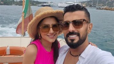 صورة محمد سامي ينشر صورة له مع مي عمر.. ويعلق: “فريق المناشف”