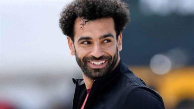 صورة “أسمعك صوتي”.. موقف طريف لمحمد صلاح مع أحد المشجعين (فيديو)