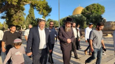 صورة بن غفير يوبخ ضباط شرطة منعوا مستوطنين من الغناء والرقص بالمسجد الأقصى