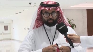 صورة استشاري عظام يوضح طريقة اختيار الحذاء المناسب للأطفال