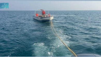صورة حرس الحدود بالمدينة المنورة ينقذ مقيمين تعطلت واسطتهما البحرية في عرض البحر