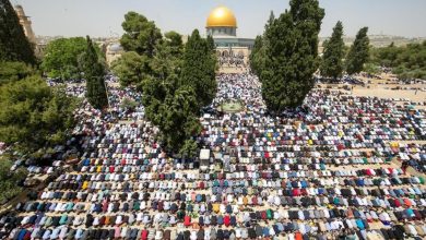 صورة عشرات الآلاف يؤدون صلاة الجمعة في الأقصى