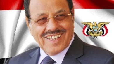 صورة الفريق علي محسن الأحمر يوجه رسائل لاذعة للانتقالي والحوثيين ويهاجم المتآمرين على الأعياد الوطنية الخالدة في عدن وصنعاء